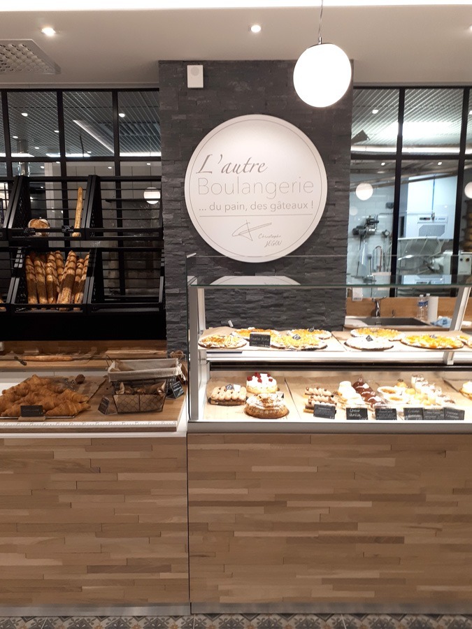 Présentoirs à pâtisseries dans un agencement boulangerie pâtisserie