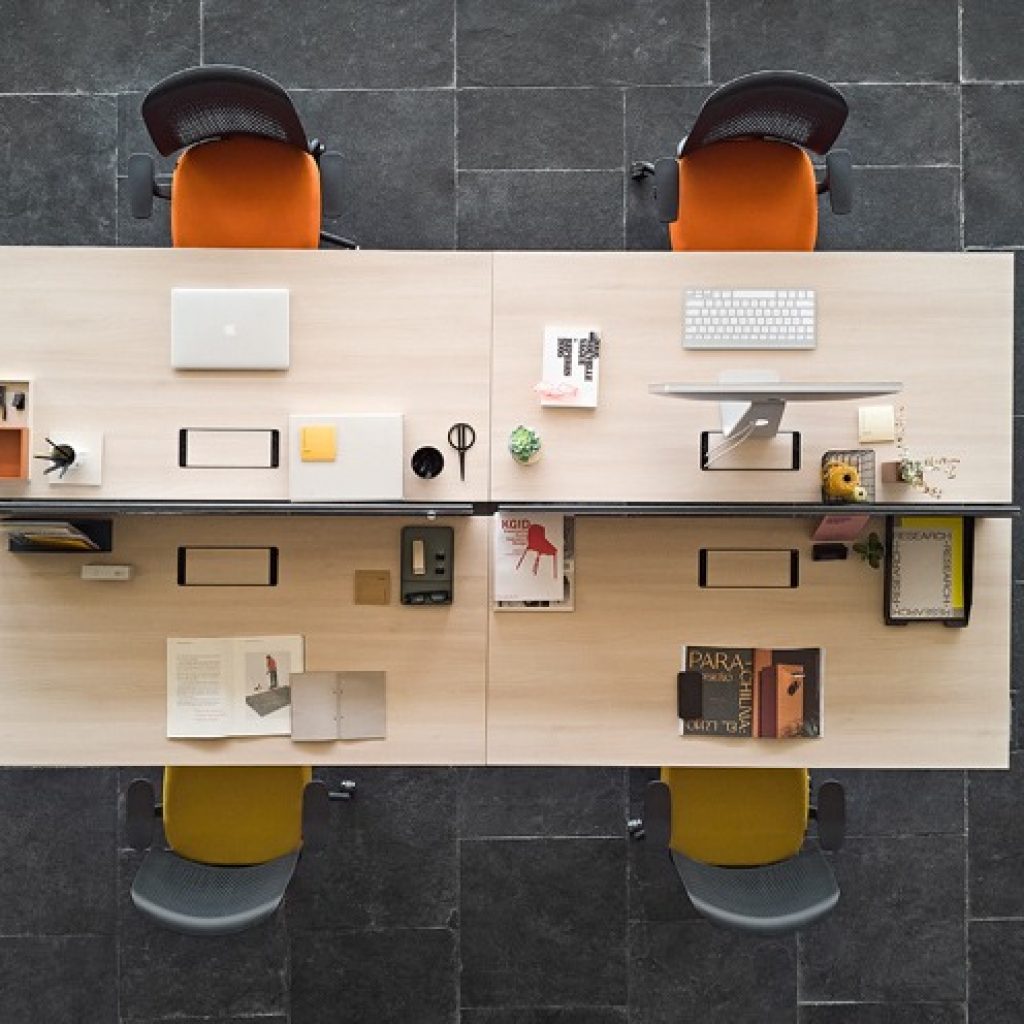 Agencement de bureaux collaboratifs avec séparateurs