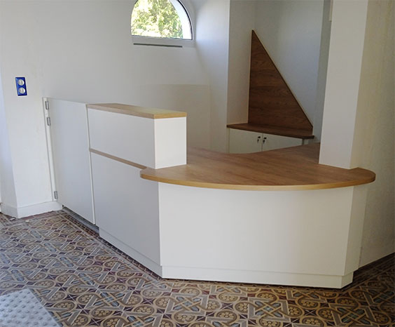 Pose d'une banque d'accueil sur mesure