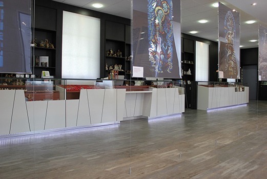 Agencement de la boutique d'une abbaye