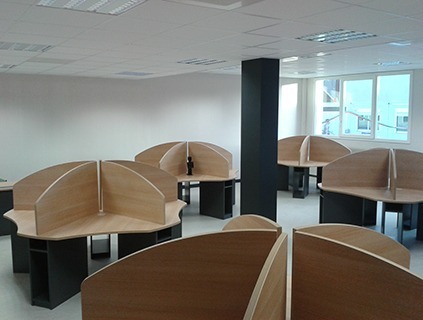 Agencement de bureaux collectifs flexibles avec séparateurs