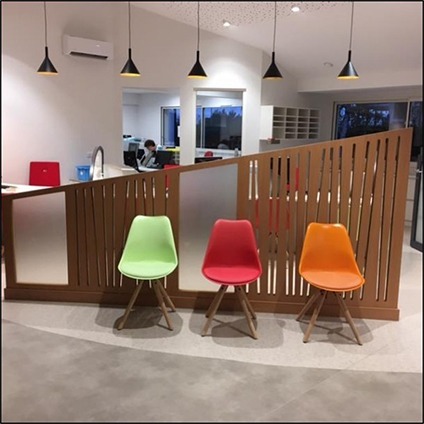 Agencement de l'espace attente d'un institut spécialisé