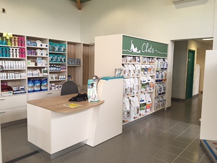 Agencement de la banque d'accueil d'une clinique vétérinaire