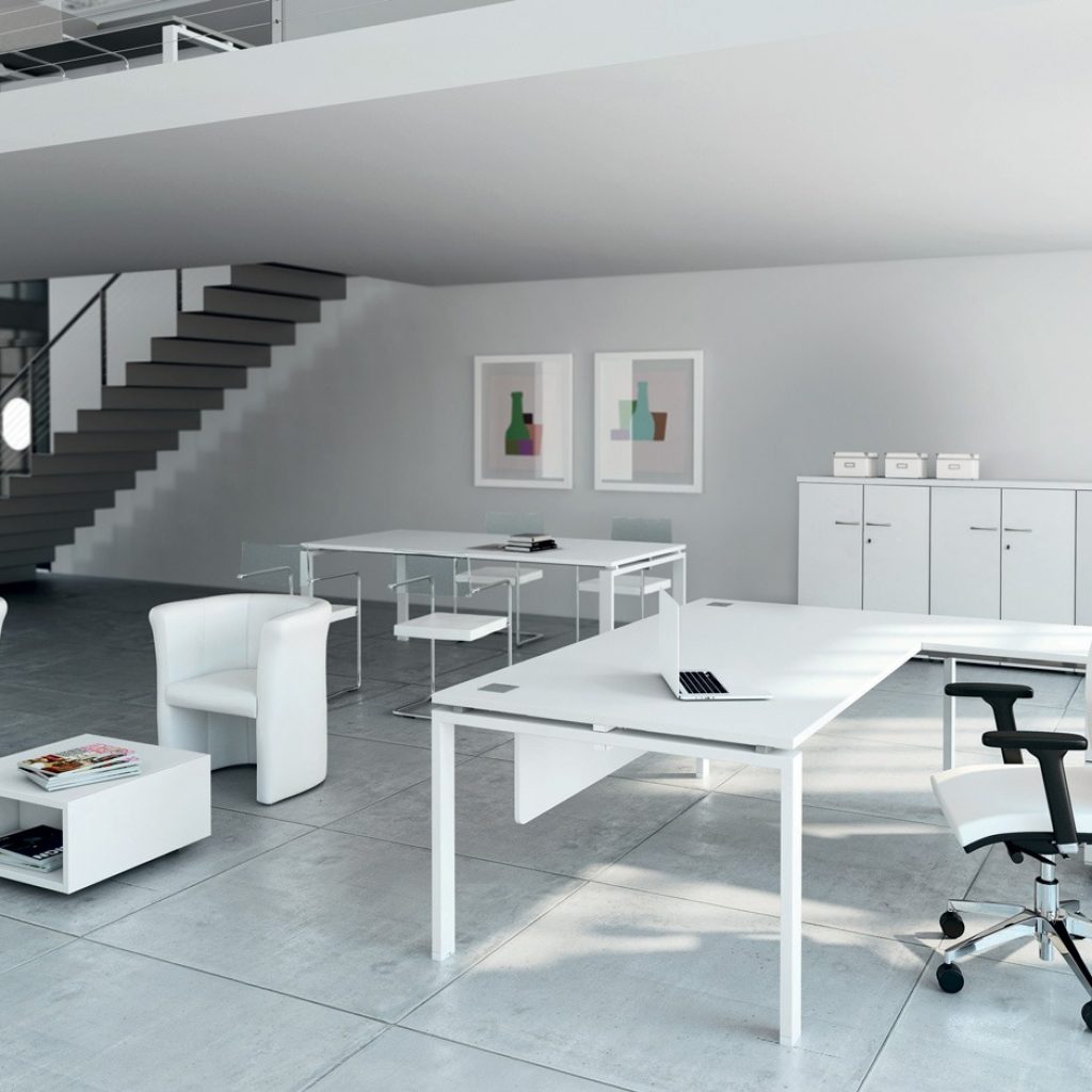 Agencement d'un bureau de direction à l'ambiance claire