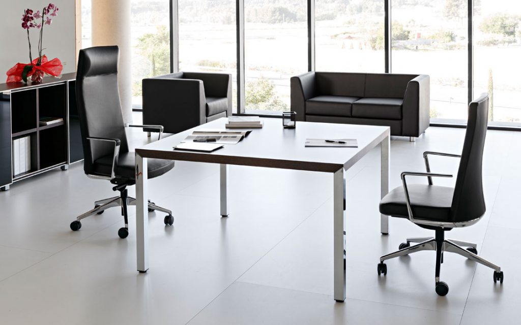 Agencement d'un bureau individuel et d'un espace attente en fond