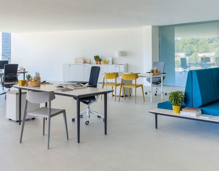 Agencement de bureaux individuels dans un espace partagé