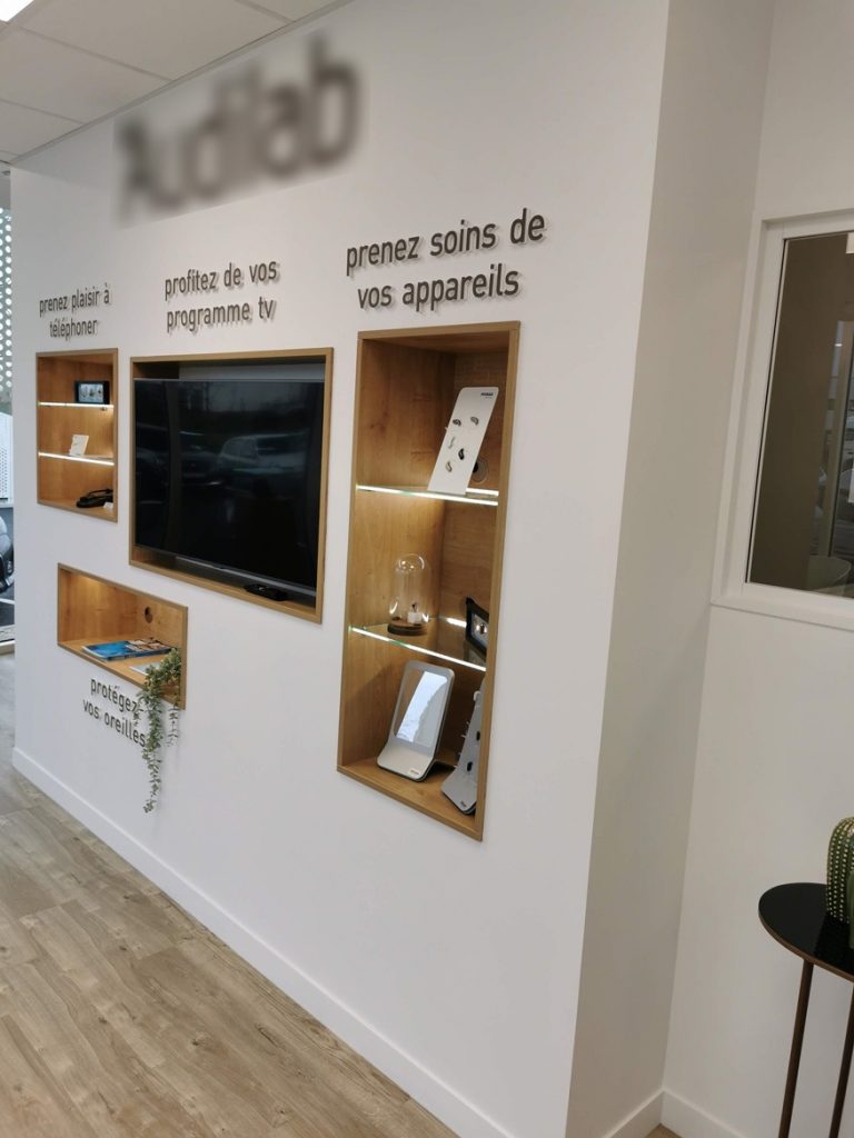 Vitrine murale sur mesure en boutique