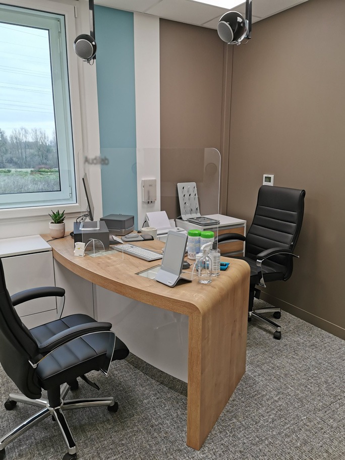 Agencement d'un bureau individuel de consultation d'un centre auditif