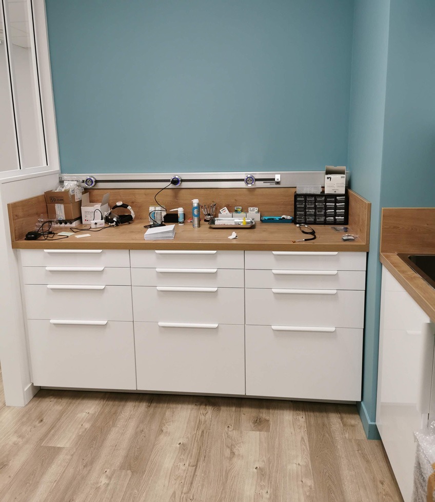 Mobilier sur mesure de l'arrière boutique d'un centre auditif