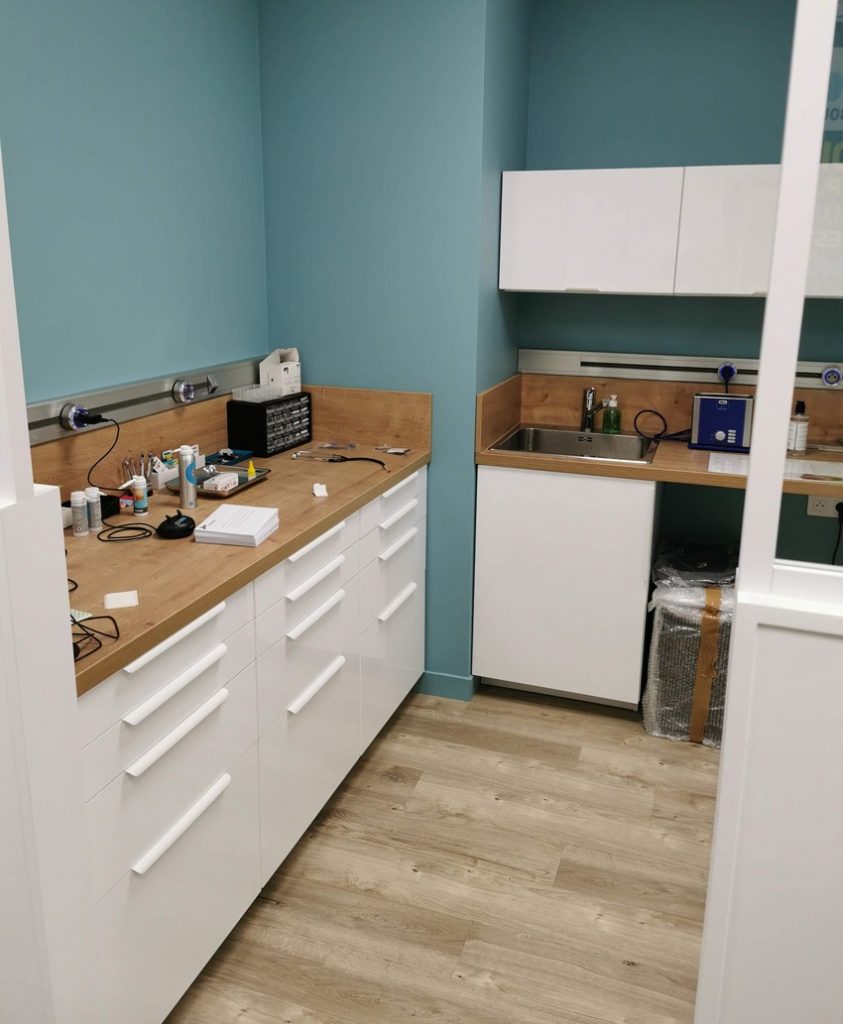 Agencement de l'espace atelier d'un centre auditif