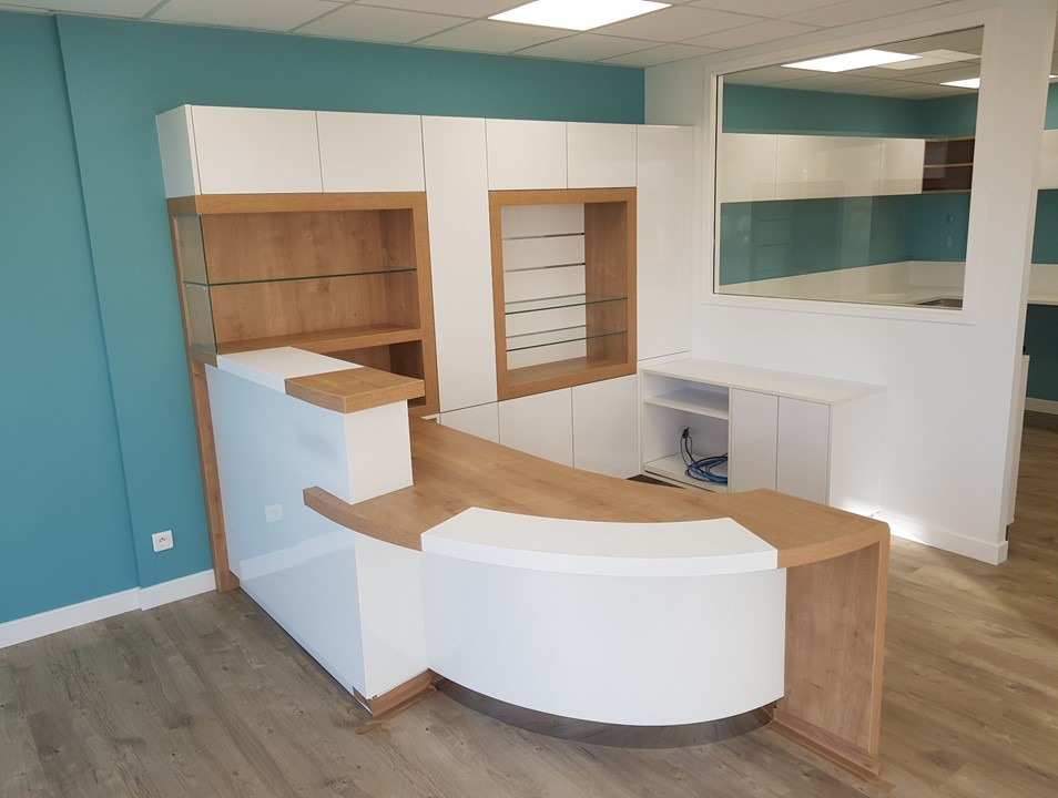 Agencement d'une banque d'accueil pour un centre auditif