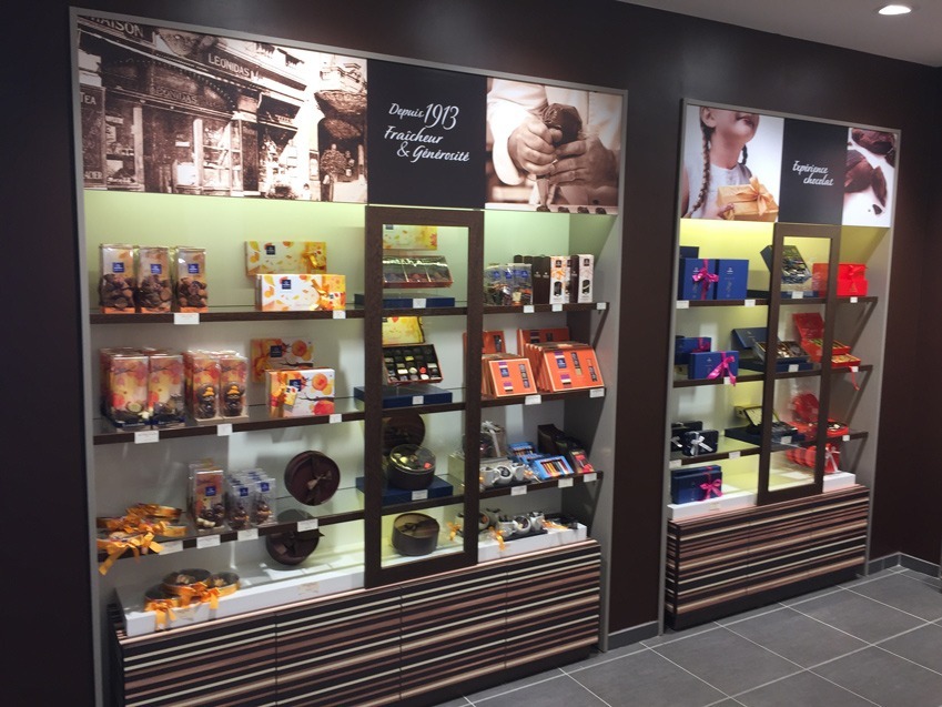 Agencement d'un meuble de vente incrusté pour un chocolatier confiseur