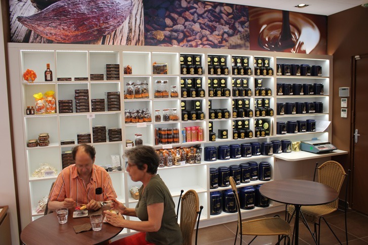Agencement de l'espace dégustation et vente d'un chocolatier confiseur
