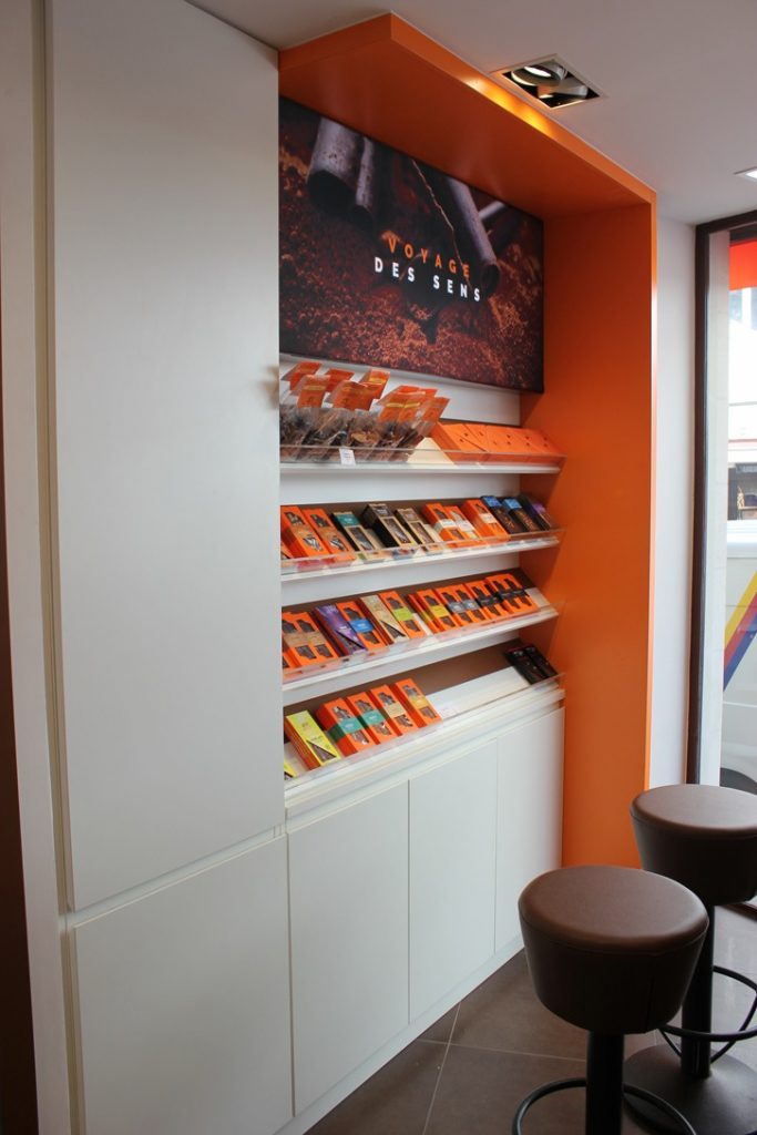 Agencement de l'arrière comptoir d'un chocolatier confiseur