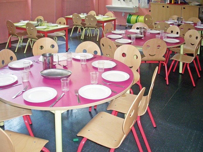 Agencement d'un espace cantine pour une classe maternelle