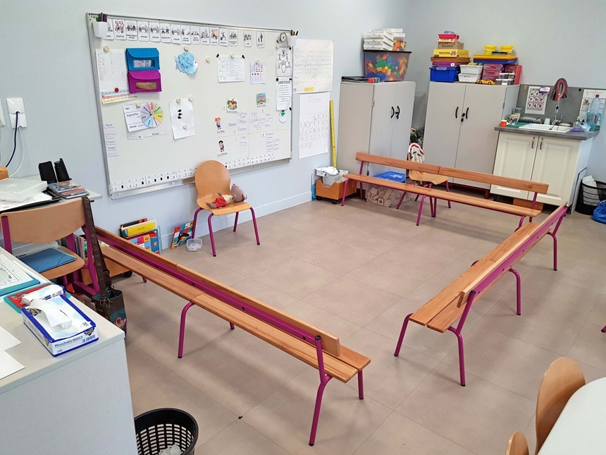 Agencement d'un espace collectif avec des bancs pour une classe maternelle