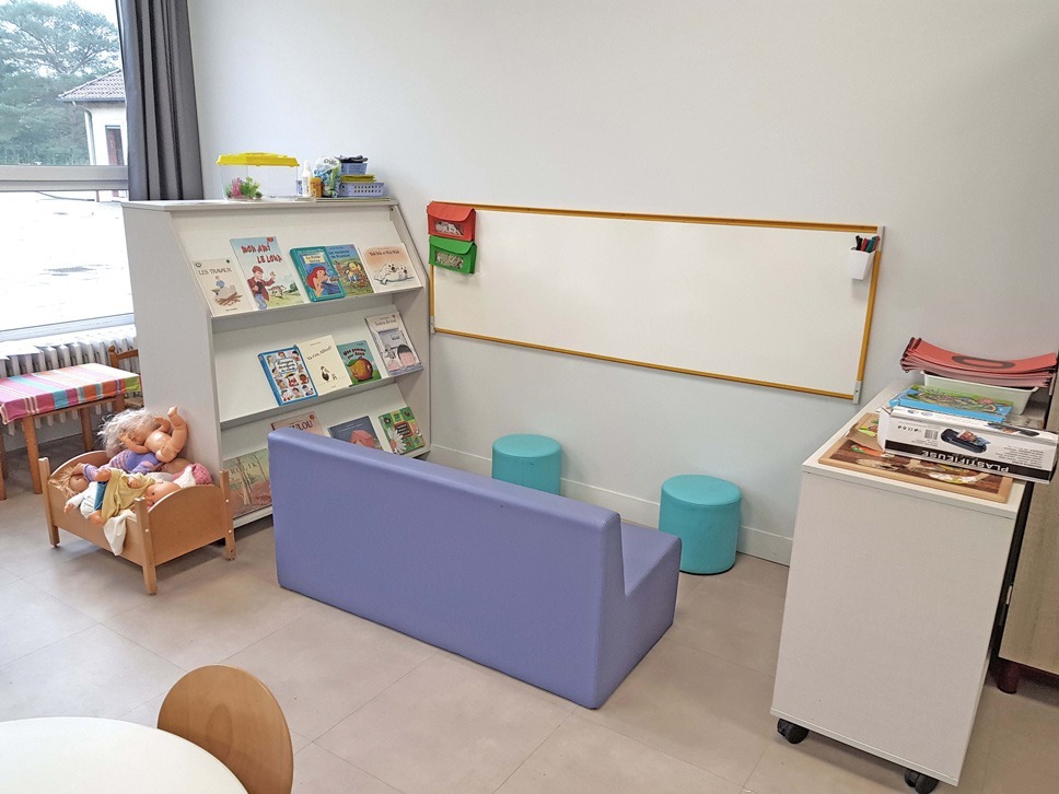 Agencement d'un coin lecture et détente pour une classe maternelle