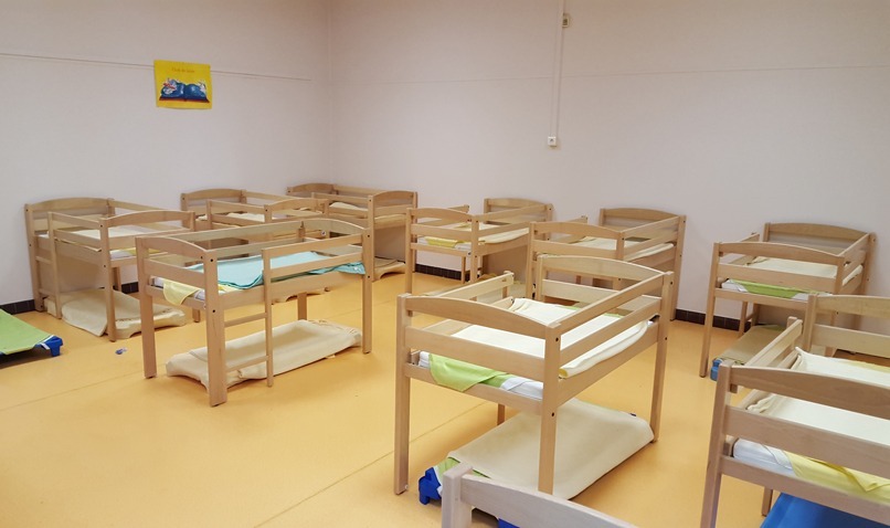 Salle de repos avec lits superposés pour un agencement classe maternelle