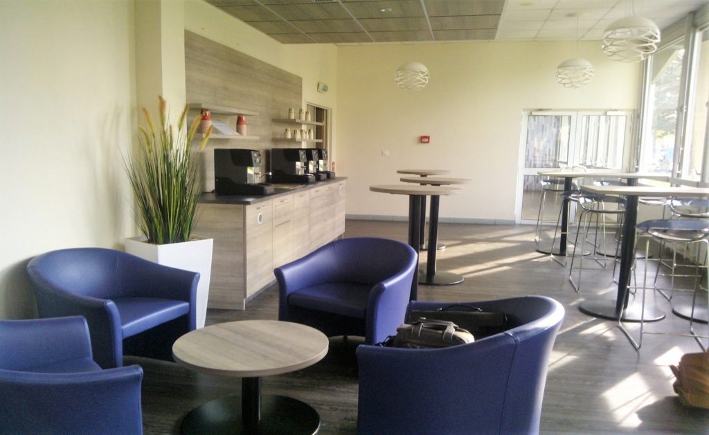 racinea agencement espace restauration fauteuil bleu kitchenette