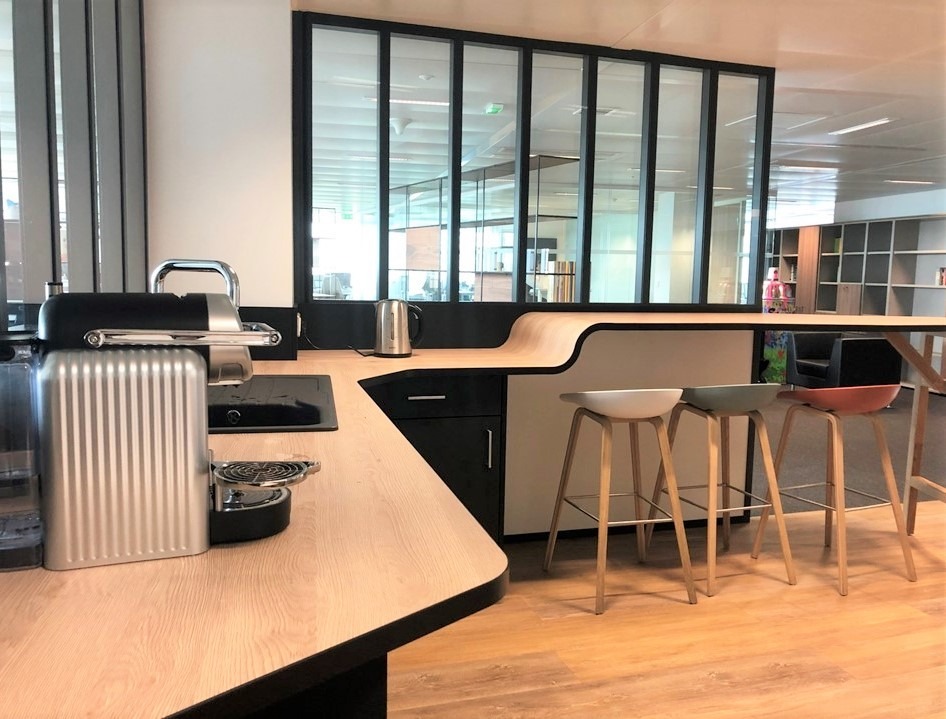 racinea agencement espace restauration kitchenette bois