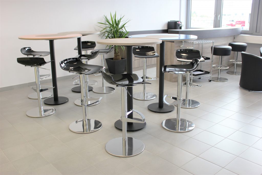 racinea agencement espace restauration table haute chaise haute