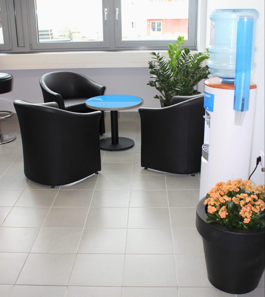 racinea agencement espace restauration fauteuil noir vegetal