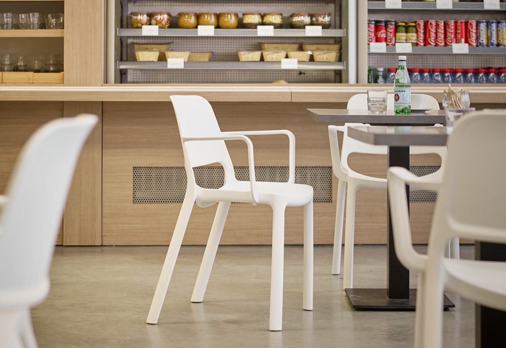 Agencement d'un espace restauration avec du mobilier réfrigéré