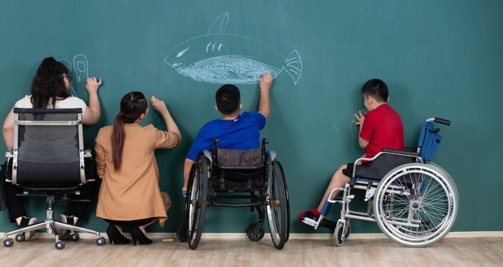 Activité de dessin pour les enfants dans un établissement spécialisé