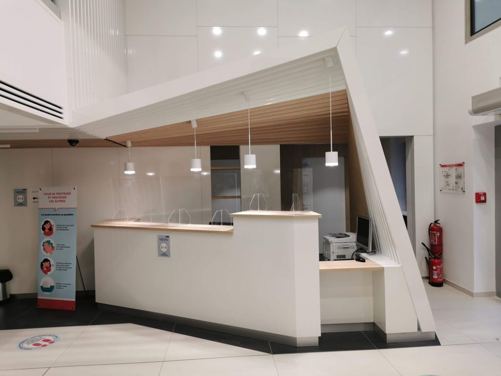 Agencement d'une banque d'accueil sur mesure pour un hôpital privé
