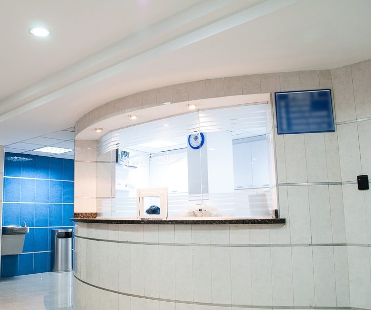 Agencement espace accueil d'un hôpital