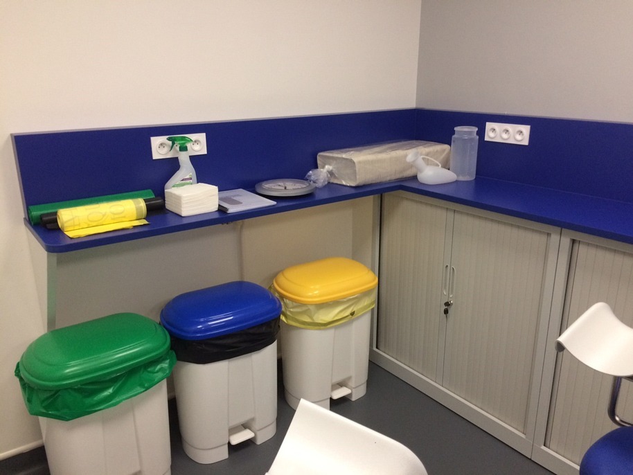 Rangements et espace hygiène d'une salle de soins d'un hôpital