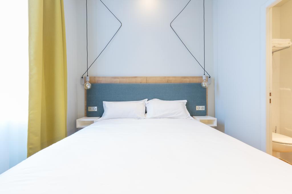 Agencement d'une chambre d'hôtel avec son éclairage intégré
