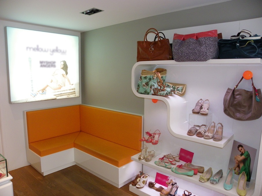 Agencement magasin de chaussures comprenant une incrustation de publicité