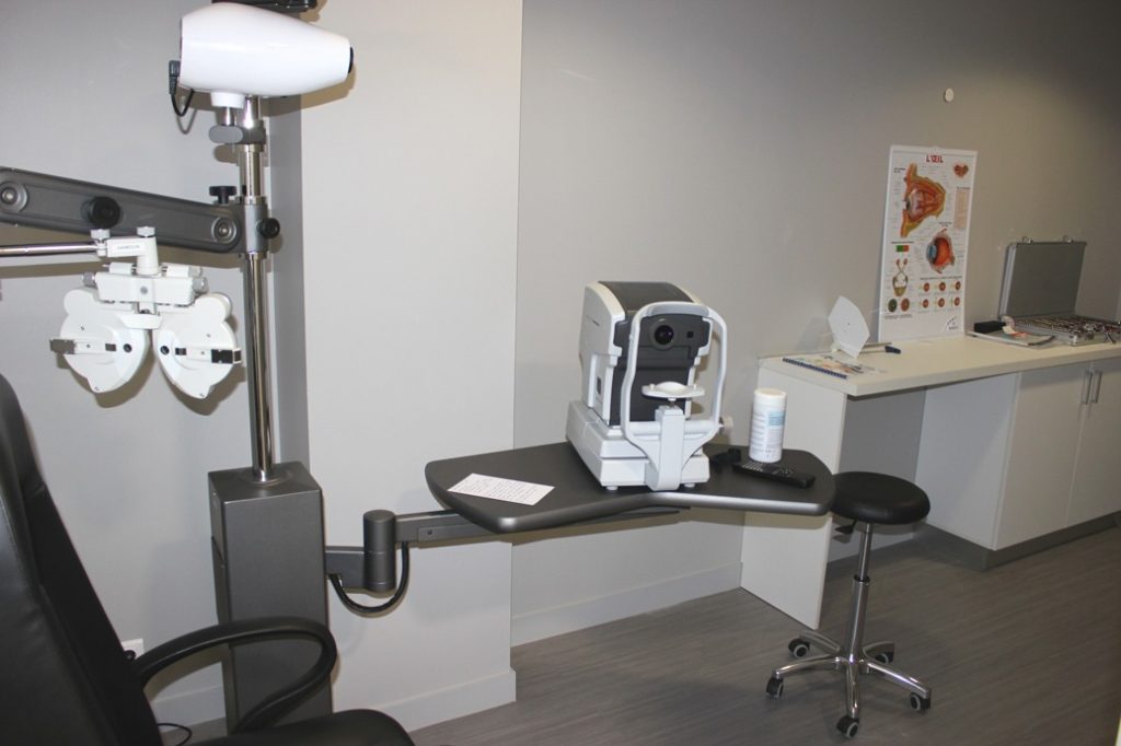 Agencement de l'espace arrière boutique et atelier d'un magasin optique