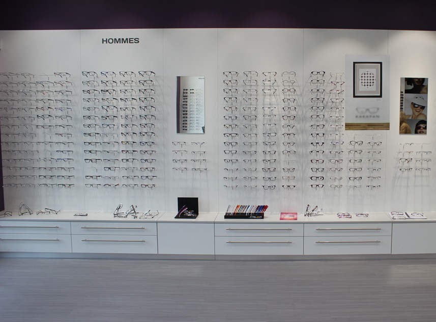 Mobilier mural et rangements discrets pour un agencement magasin optique