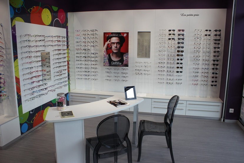 Espace accueil conseil et vente en boutique pour un agencement boutique optique