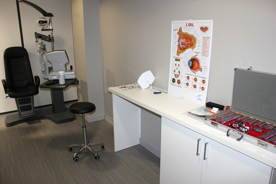 Agencement sur mesure de l'atelier d'une boutique optique