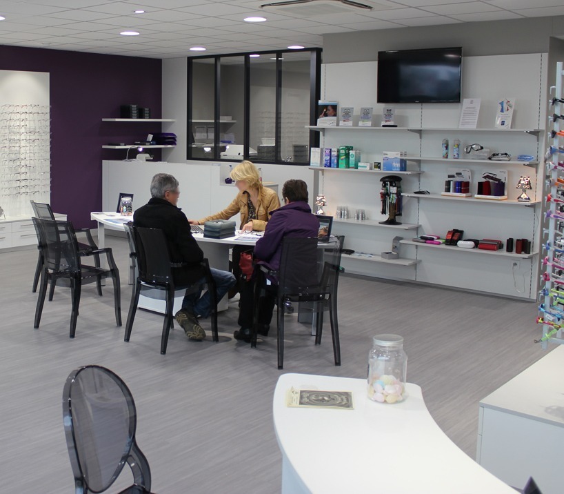 Mobilier d'accueil et conseil pour un agencement boutique optique