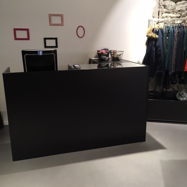 racinea agencement magasin vetement banque accueil mur pierre