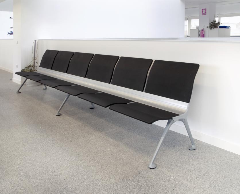 Agencement d'un banc pour une salle d'attente de mairie