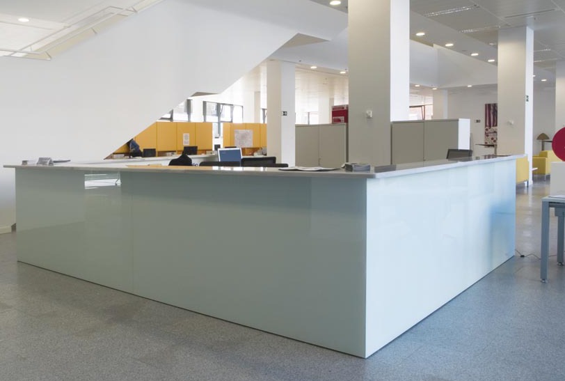 Agencement d'une banque d'accueil sur mesure pour un hôtel de ville
