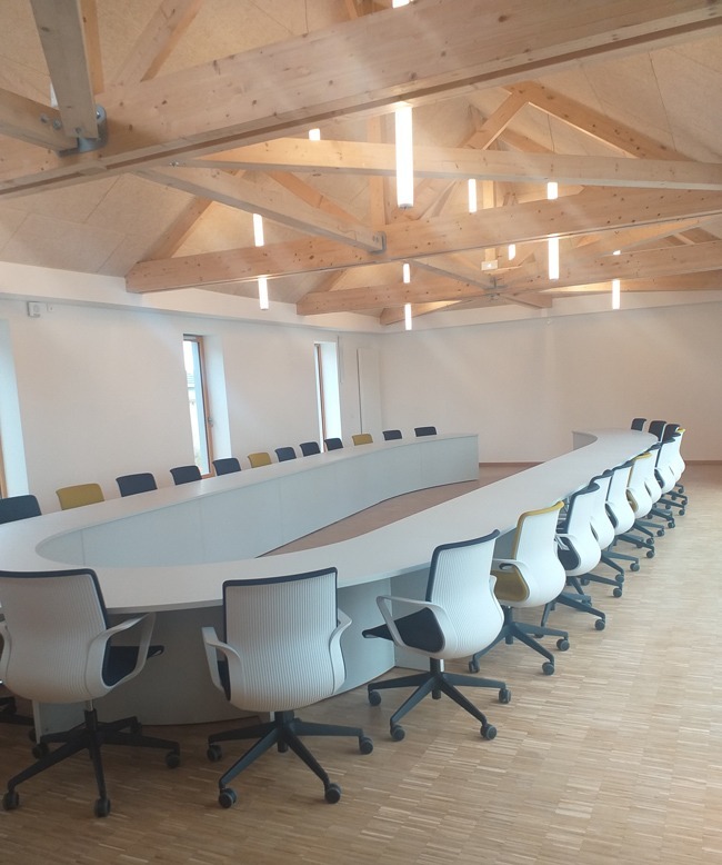 Agencement d'une salle de réunion dans une mairie