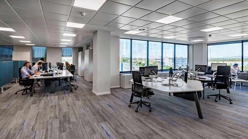 Aménagement d'un open space avec bureaux collaboratifs