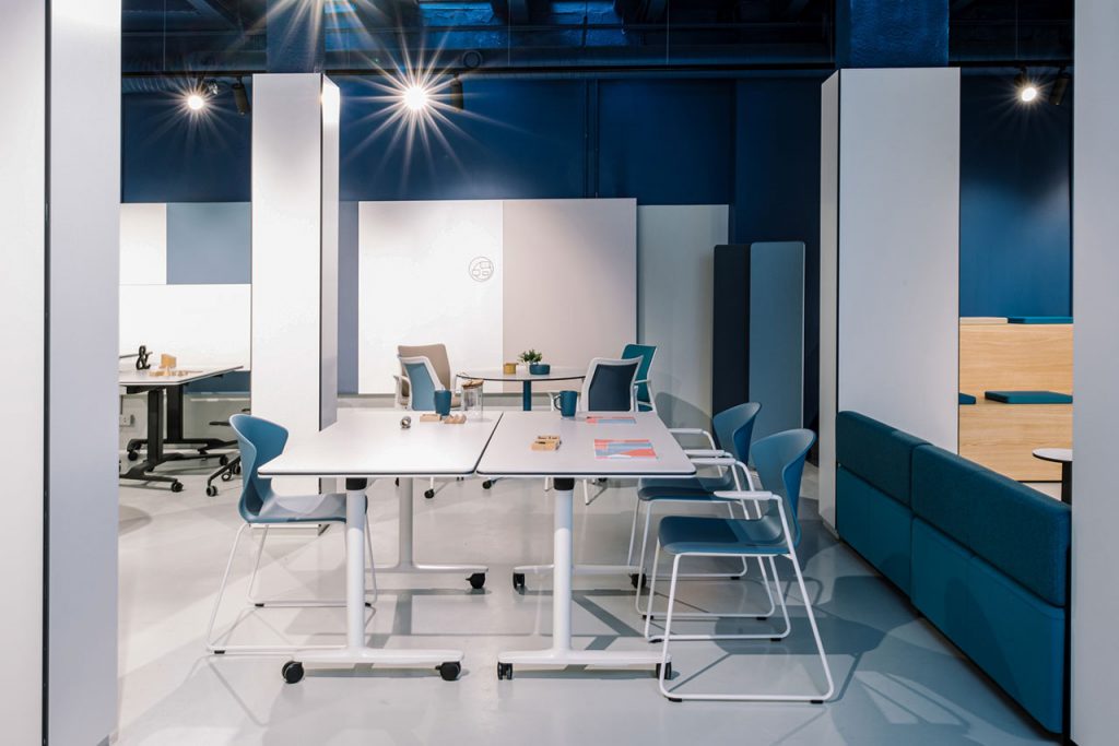 Aménagement de bureaux collaboratifs au design sobre dans un open space