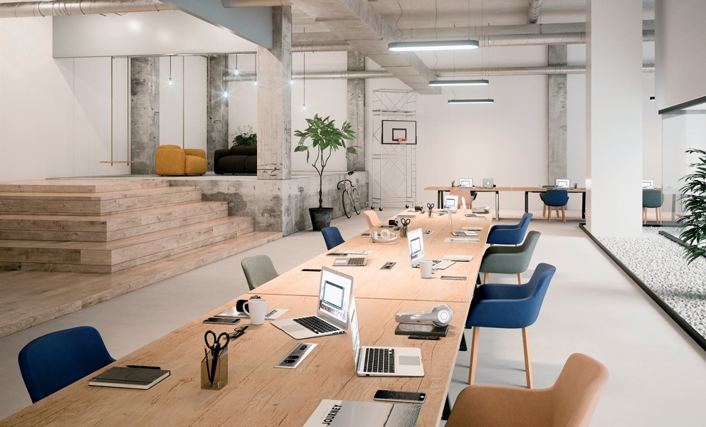 Aménagement d'un open space lumineux avec du mobilier aux couleurs chaudes