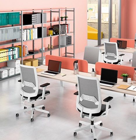 Aménagement d'un open space avec bureaux collaboratifs et rangements