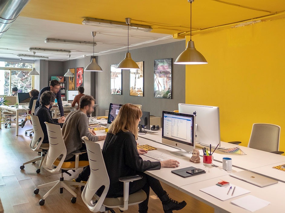 Aménagement d'un open space chaleureux avec bureaux collaboratifs