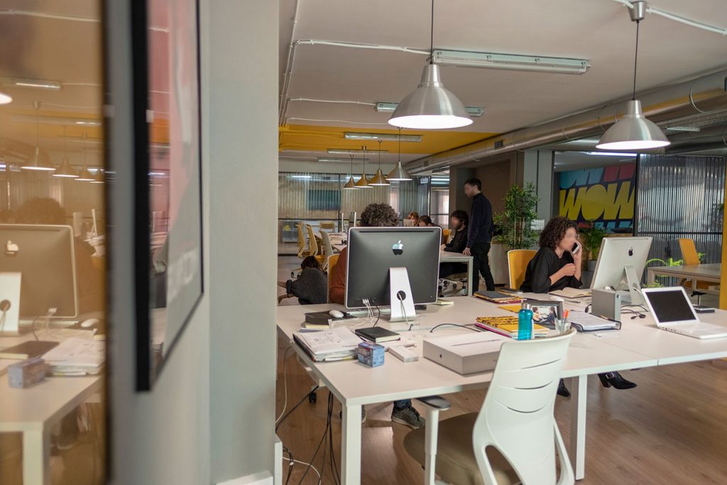 Aménagement d'un open space avec différents postes de travail