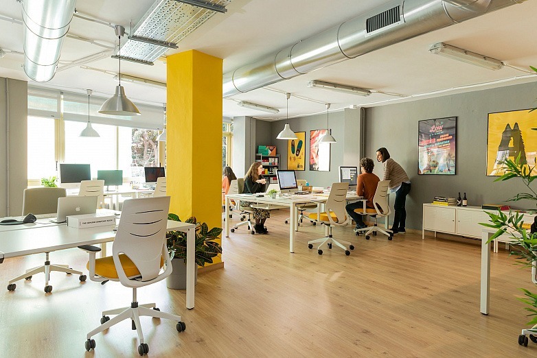 Aménagement d'un open space lumineux aux couleurs vives