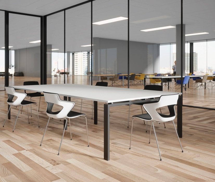 Aménagement d'une salle de réunion au style épuré noir et blanc